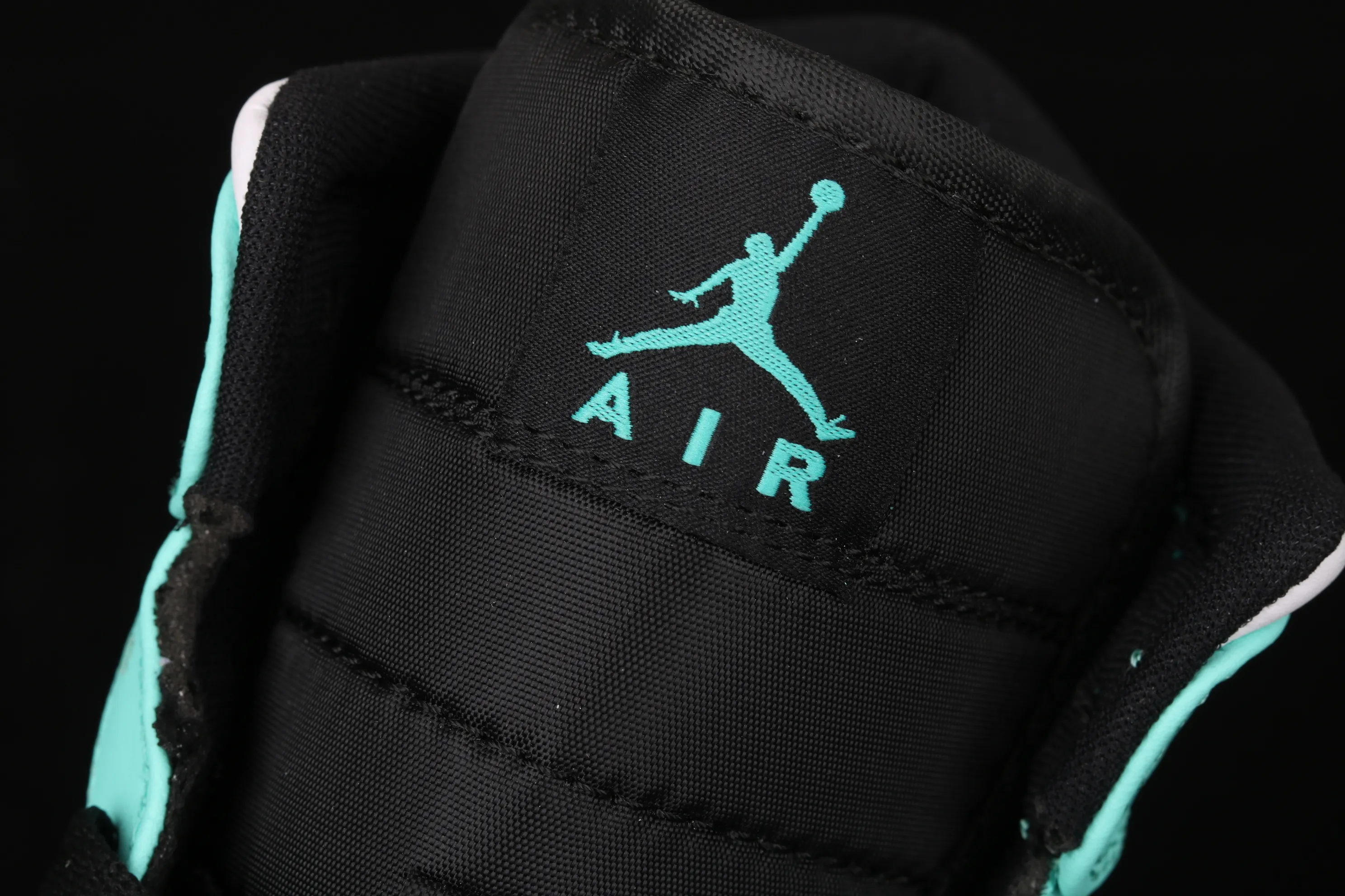 All categories Air Jordan Jordan series basketball shoes Air Jordan 1 Mid Air Jordan 1 Mid AJ1 Joe 1 black and white blue Zhongbang basketball shoes 554724-132